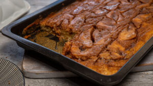Saftiger Zimtschneckenkuchen mit Vanille-Milchglasur