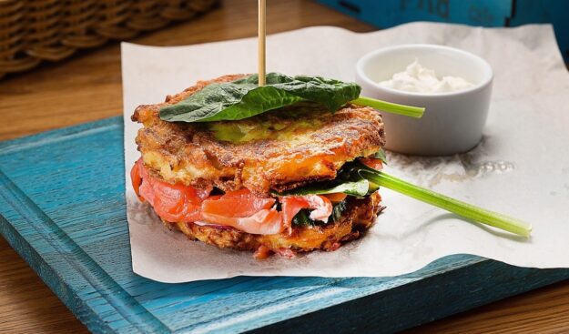 Kartoffelburger mit Räucherlachs und Frischkäse-Créme