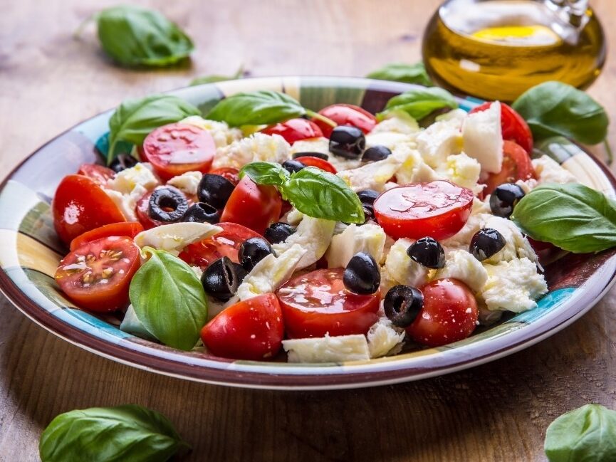 Sommerlicher Tomatensalat mit Büffelmozzarella