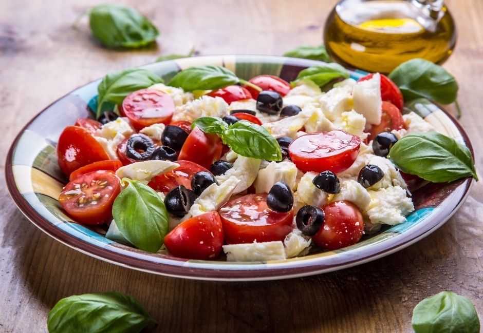 Tomatensalat mit Büffelmozzarella Sommerlicher Tomatensalat mit Büffelmozzarella