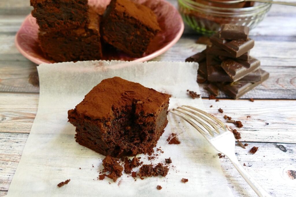Zucchini-Brownies mit Joghurt