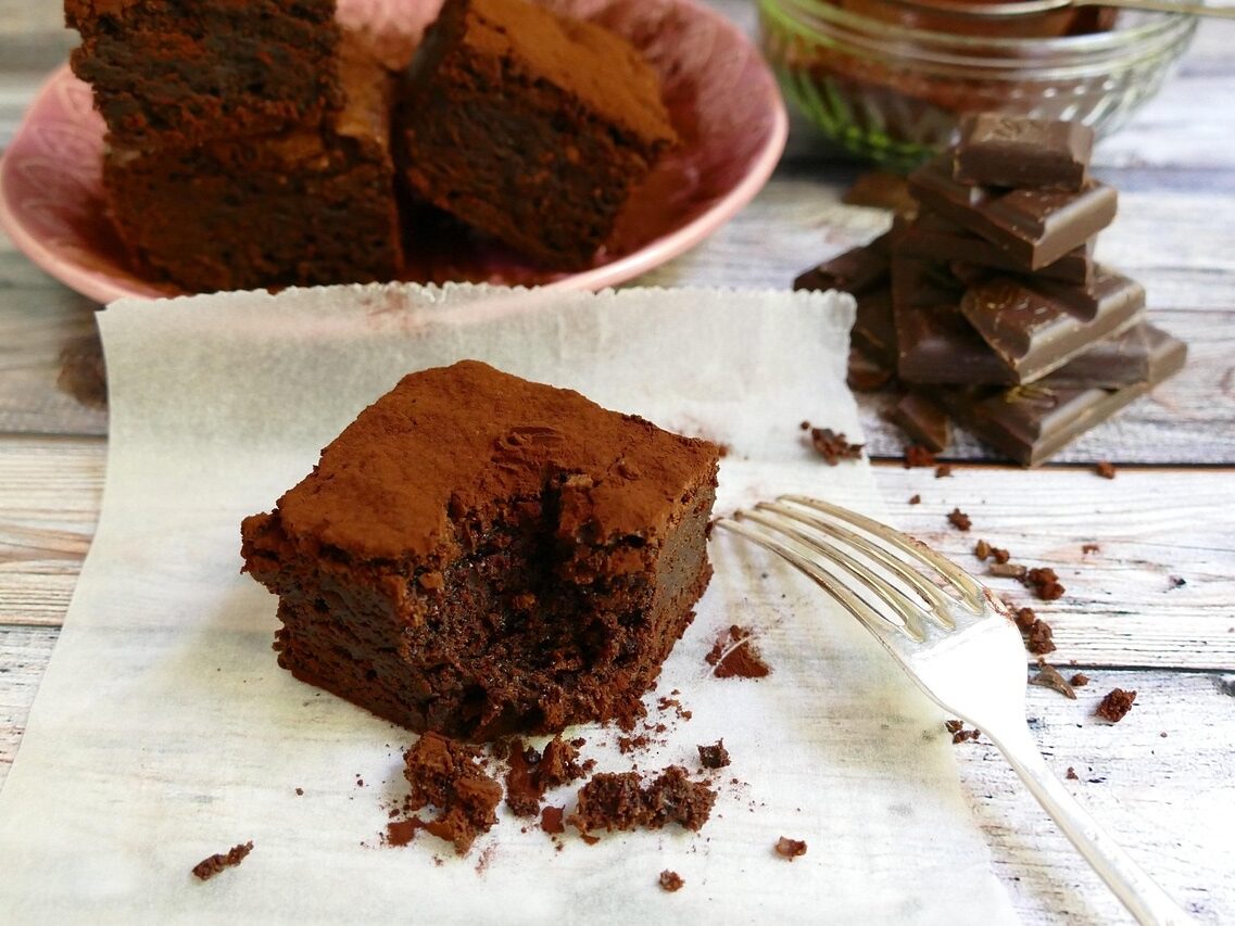 Zucchini-Brownies mit Joghurt