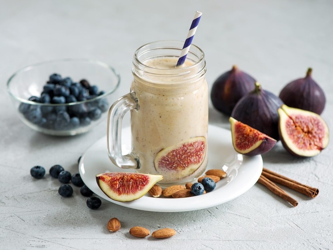 Feige-Joghurt-Smoothie mit Heidelbeeren