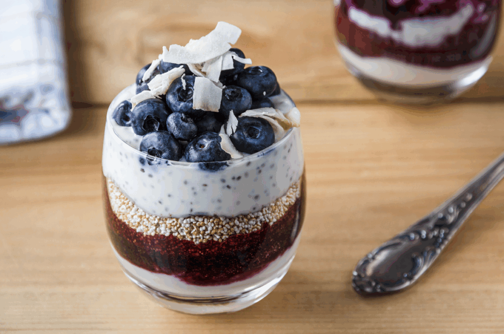 Frühstück im Glas: Skyr, Beeren & Quinoa