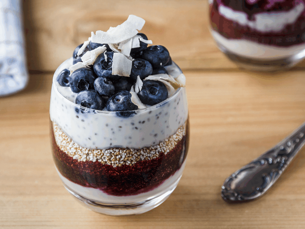 Frühstück im Glas: Skyr, Beeren & Quinoa