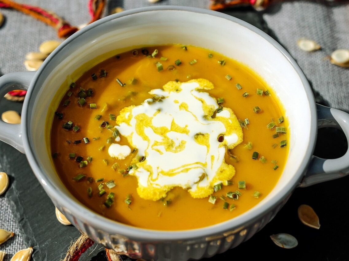 Kürbis-Linsen-Suppe mit Créme Fraíche