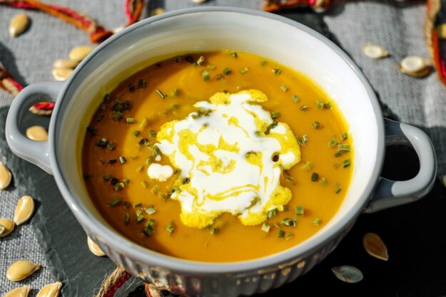 Kürbis-Linsen-Suppe mit Créme Fraíche