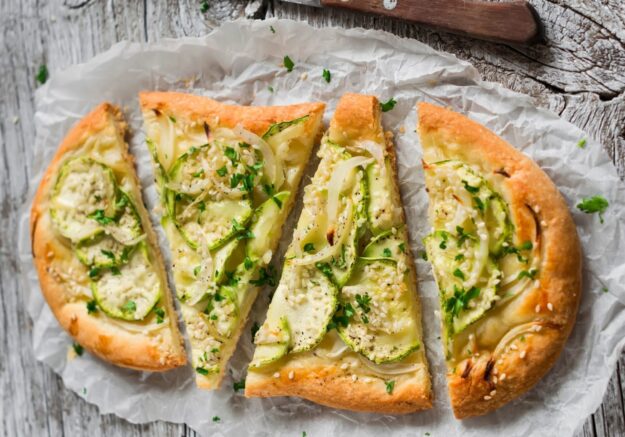 Schnelle Zucchini-Pinsa mit Käsecréme