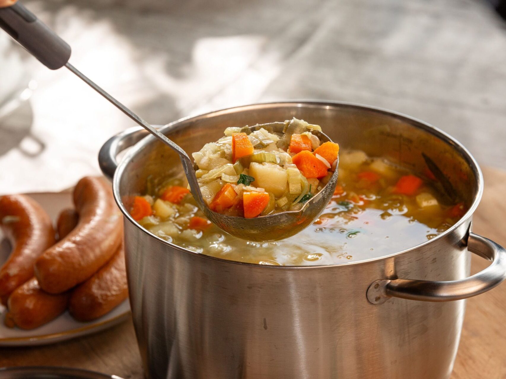 Deftiger Erbseneintopf mit Butterschmalz-Zwiebeln