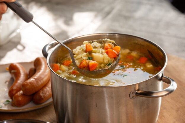 Deftiger Erbseneintopf mit Butterschmalz-Zwiebeln