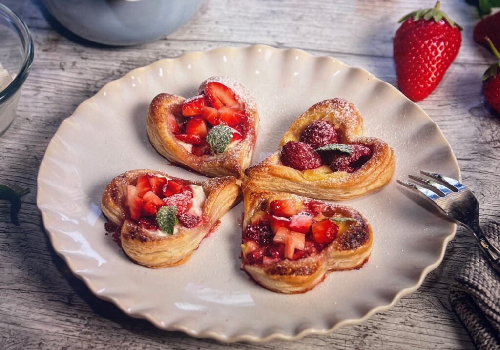 Blätterteigherzen mit Früchten und Vanillepudding Blätterteigherzen mit Früchten und Vanillepudding