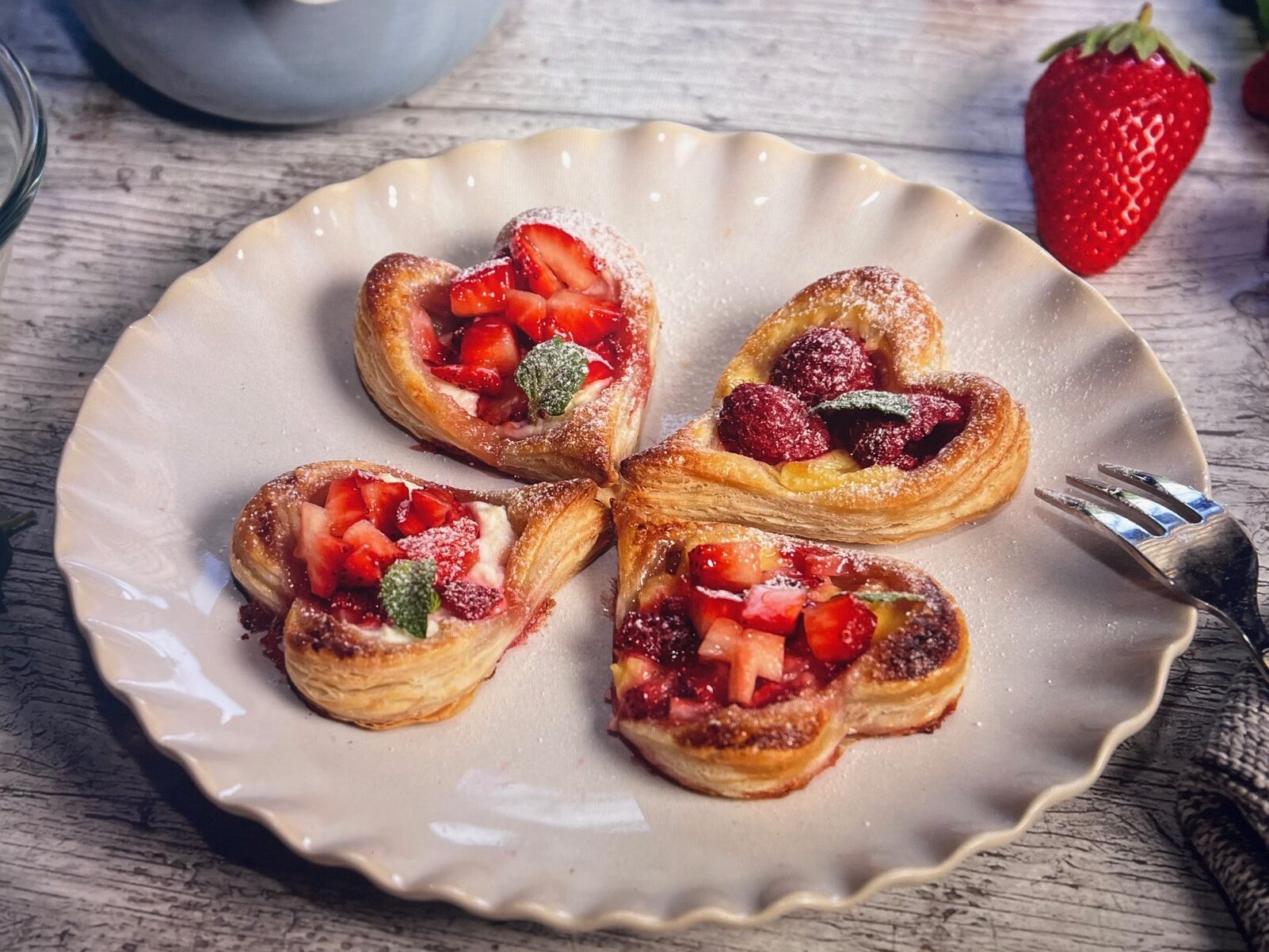 Blätterteigherzen mit Früchten und Vanillepudding