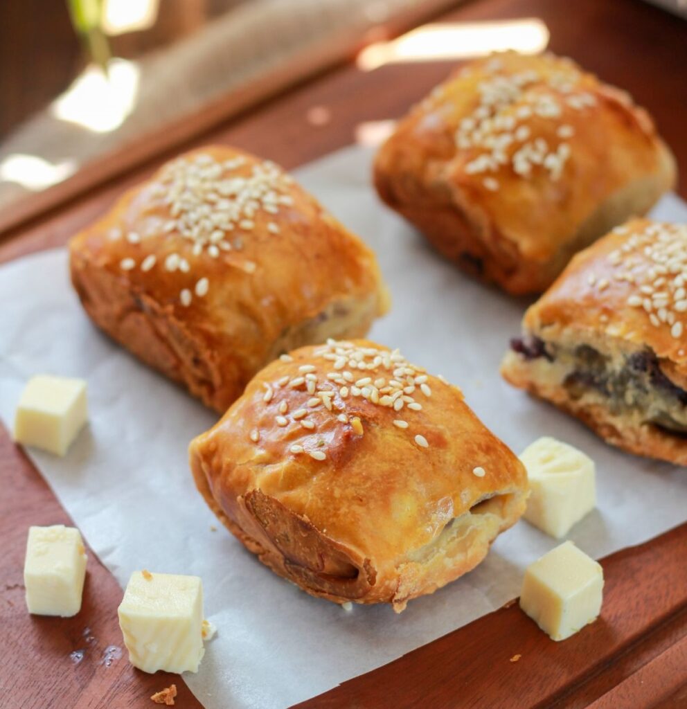 Blätterteigtaschen mit Hackfleisch, Spinat und Mozzarella