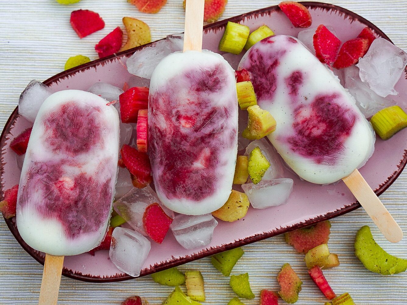 Erdbeer-Rhabarber-Eis am Stiel