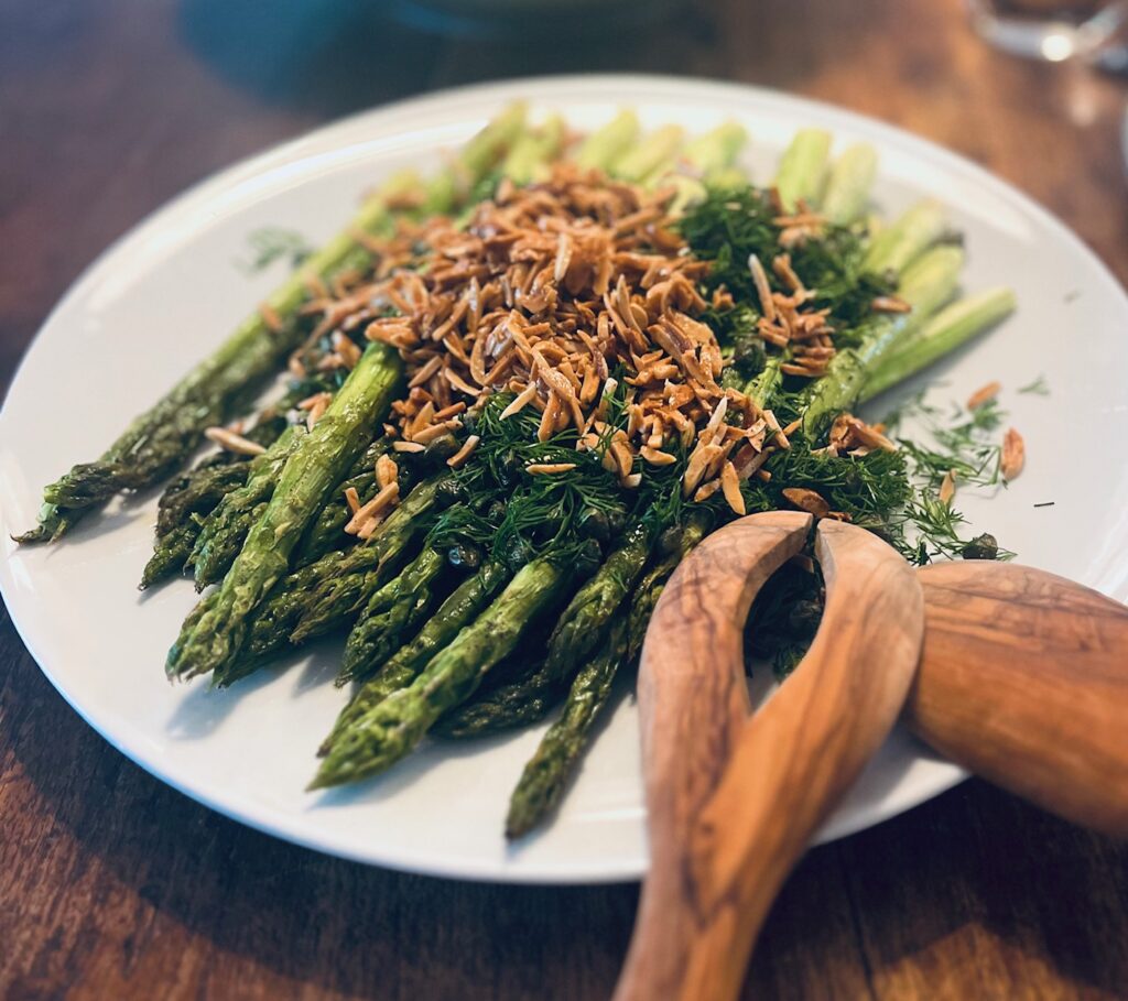 Knuspriger Spargel aus dem Ofen mit Mandeln und Joghurt