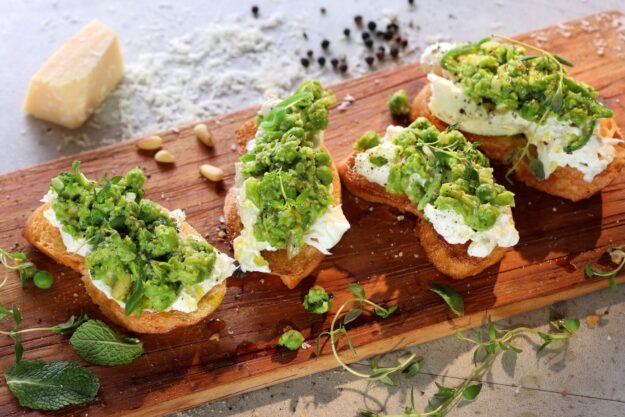 Ricotta-Erbsen-Crostini