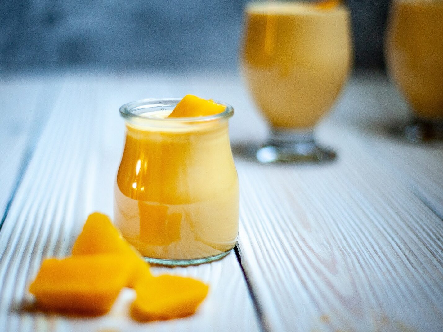 Buttermilch-Smoothie mit Mango und Paprika