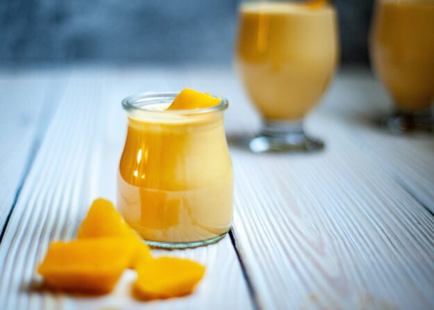 Buttermilch-Smoothie mit Mango und Paprika