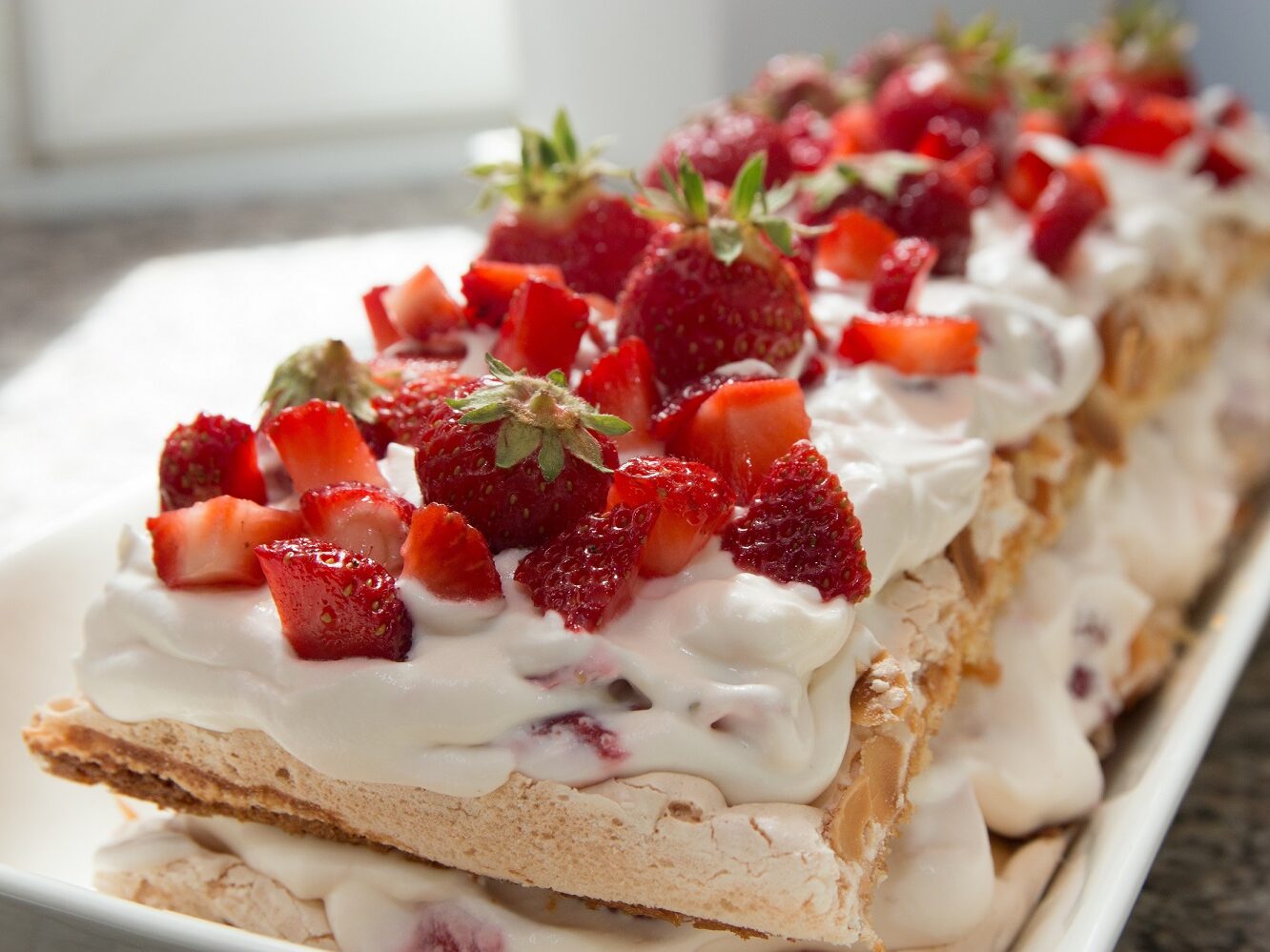 Erdbeer-Cremeschnitte mit Erdbeeren