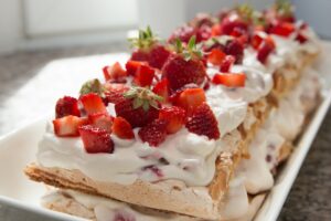 Erdbeer-Cremeschnitte mit Baiser