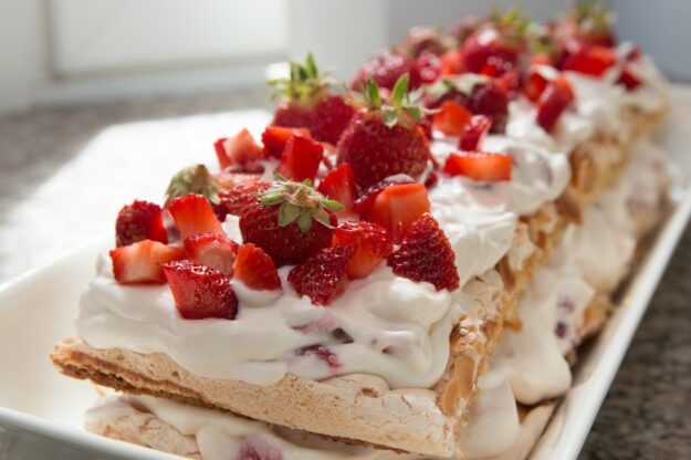 Erdbeer-Cremeschnitte mit Erdbeeren