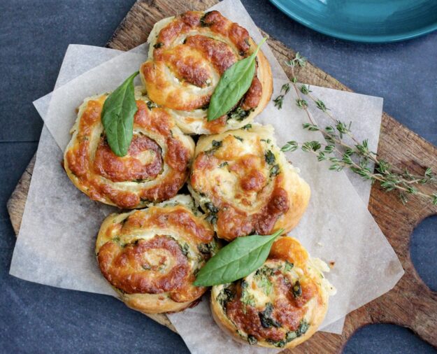 Mediterane Spinat-Käse-Schnecken Mediterane Spinat-Käse-Schnecken