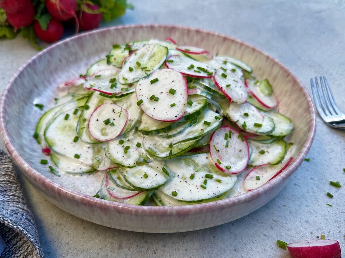 Cremiger Gurken-Radieschen-Salat mit Kefirdressing