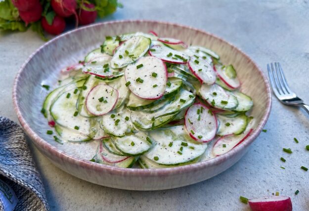 Cremiger Gurken-Radieschen-Salat mit Kefirdressing