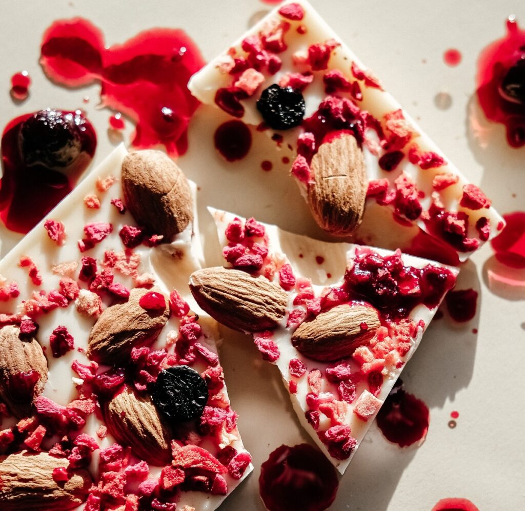 Frozen Joghurt Bark mit Beeren & Mandeln
