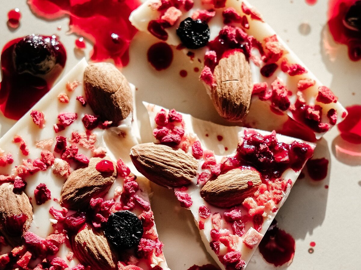 Frozen Joghurt Bark mit Beeren & Mandeln