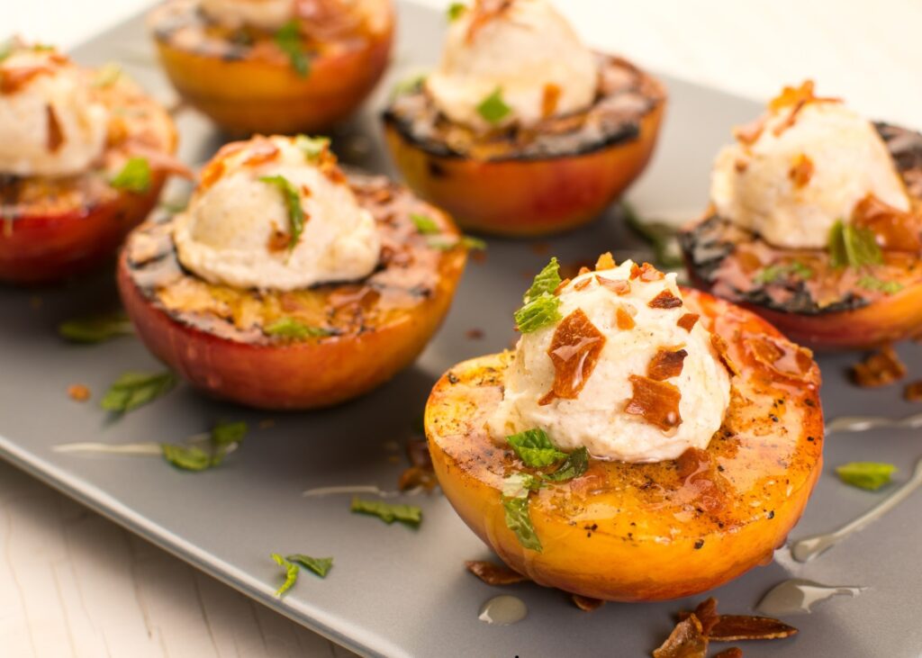 Gegrillte Pfirsiche mit Vanilleeis