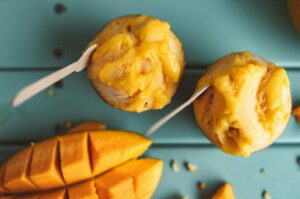 Mango-Eis mit Kondensmilch