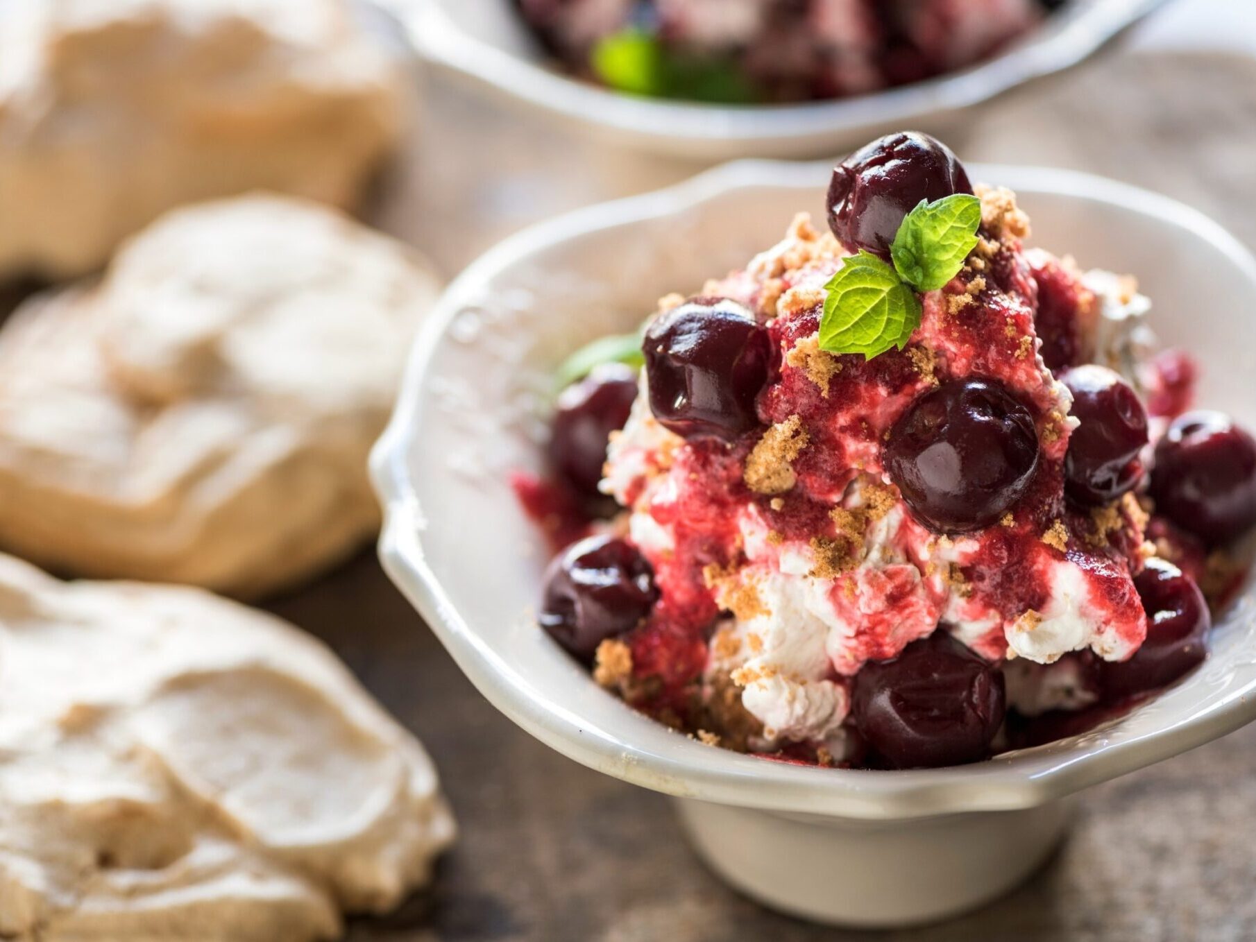Pavlova mit Kirschen Pavlova mit Kirschen