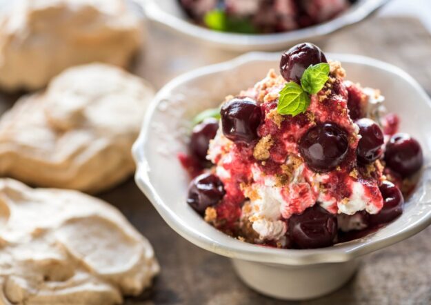 Pavlova mit Kirschen