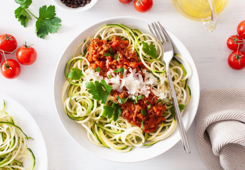 Zucchininudeln mit Tomatenpesto