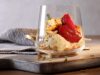 Pflaumen-Skyr-Dessert mit Krokant