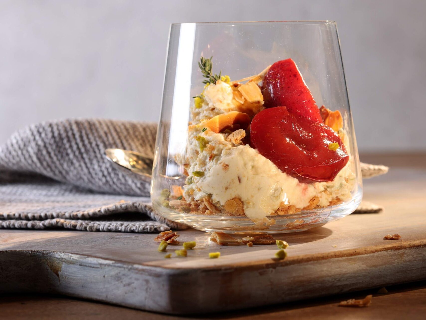 Pflaumen-Skyr-Dessert mit Krokant