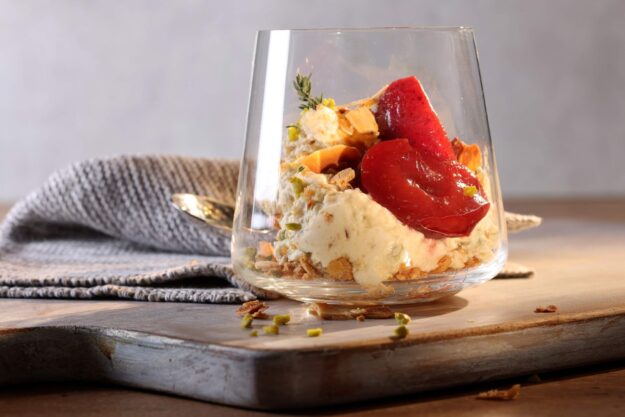 Pflaumen-Skyr-Dessert mit Krokant