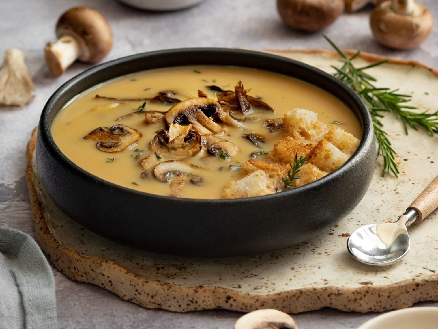 Pilzcremesuppe mit Croûtons